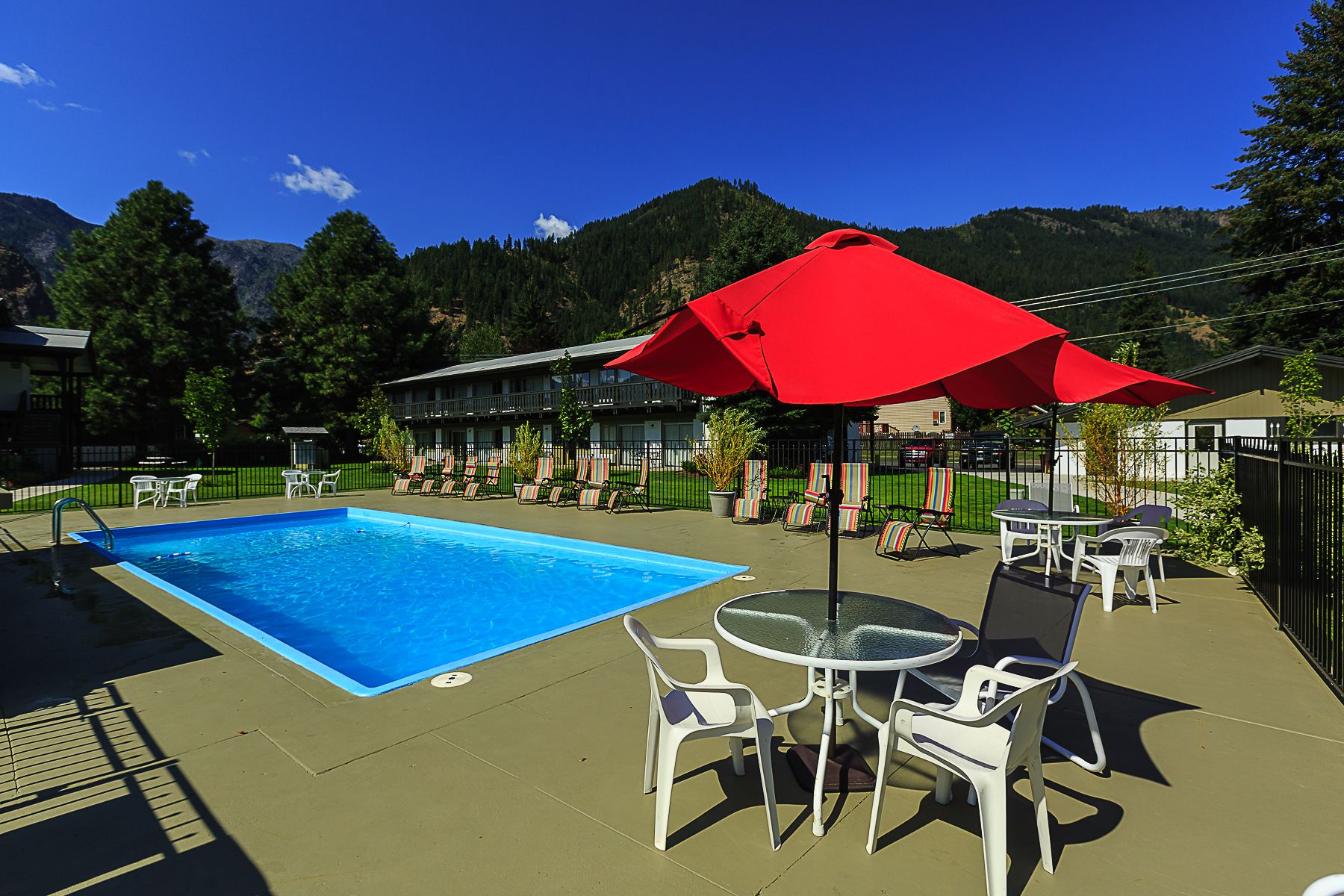 Una piscina al aire libre de temporada