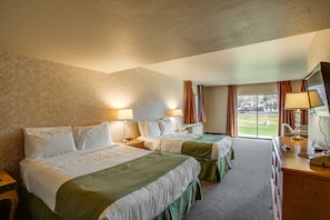 Suite familiar, cocineta | Caja de seguridad en la habitación, escritorio y insonorización