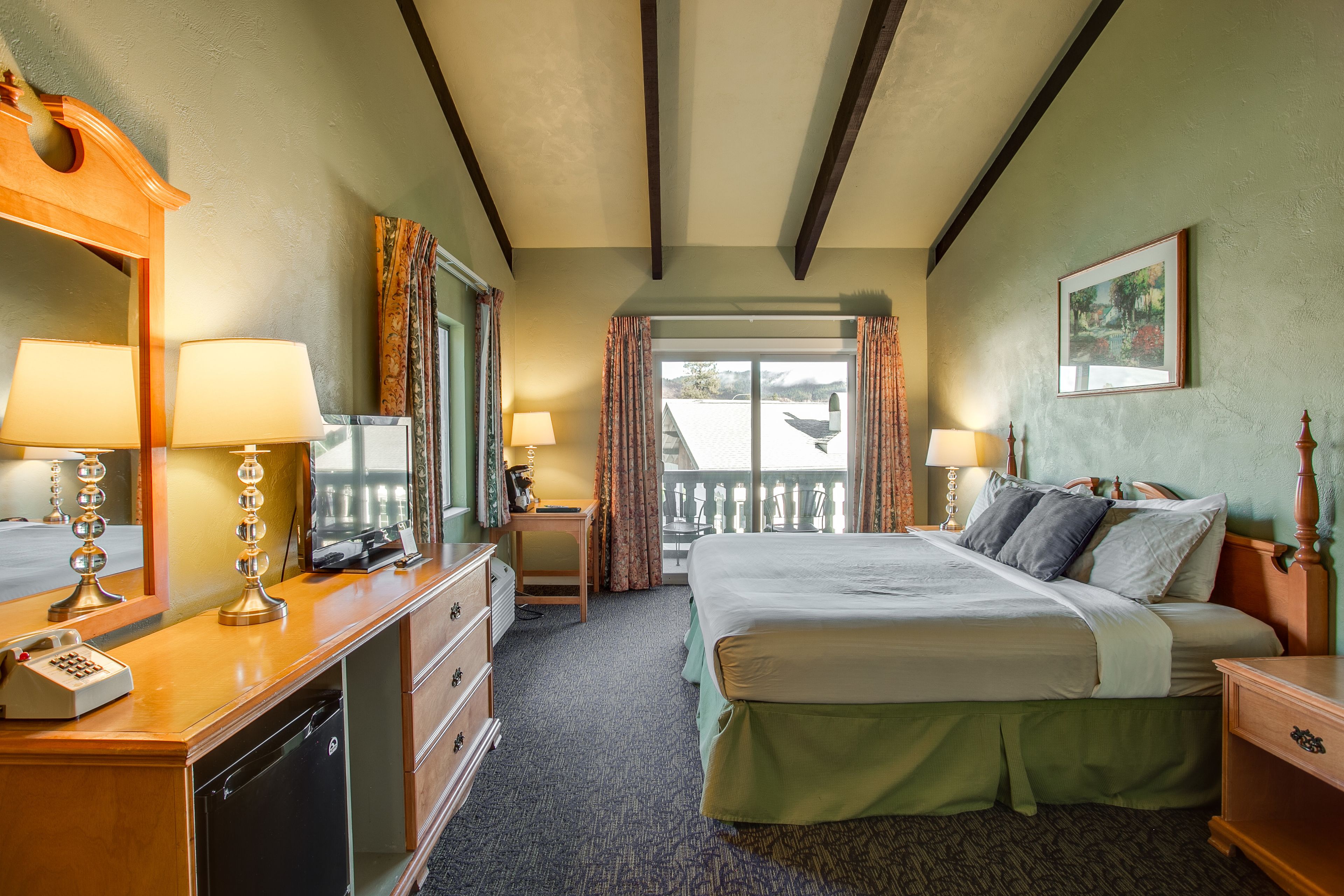 standard room, 1 king bed, balcony | in-room safe, desk, soundproofing, free wifi