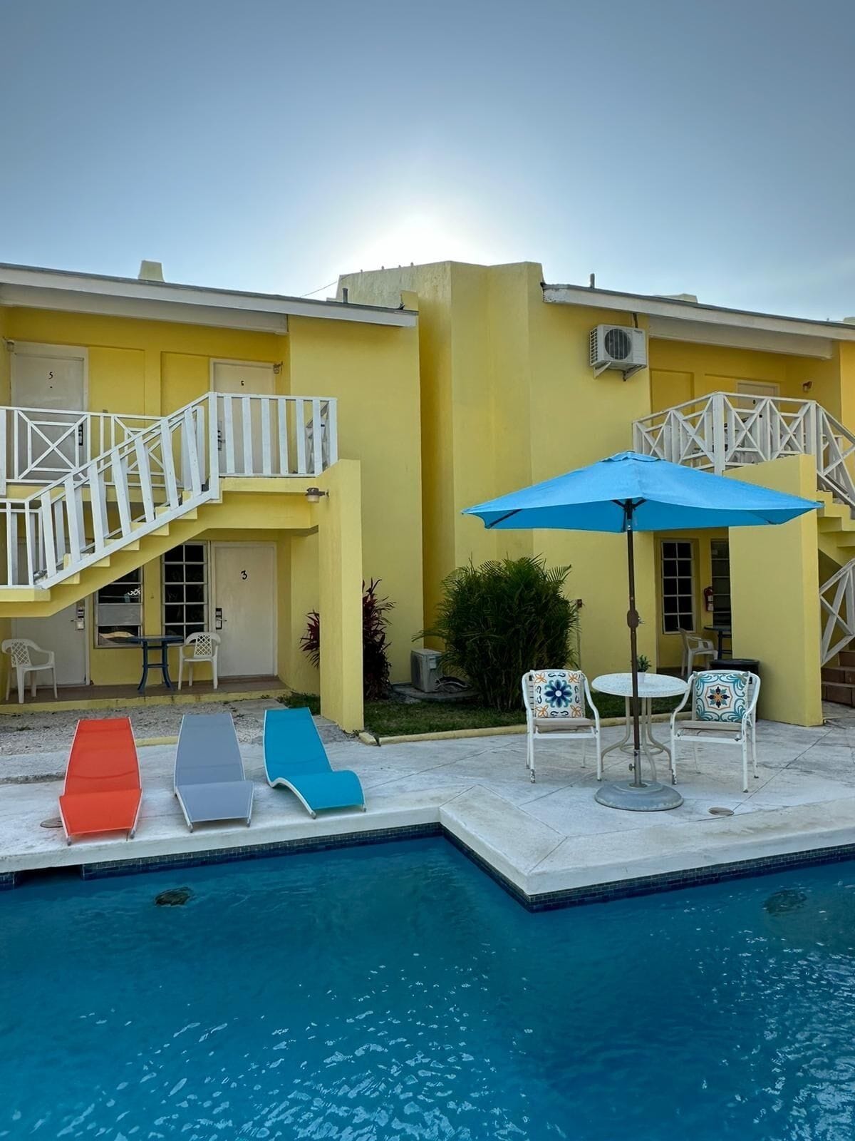 outdoor pool, open 8:00 am to 8:00 pm, pool loungers