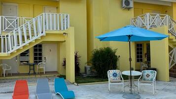 Piscine extérieure, chaises longues