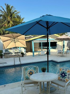 Piscine extérieure, accÚs possible de 8 h à 20 h, chaises longues