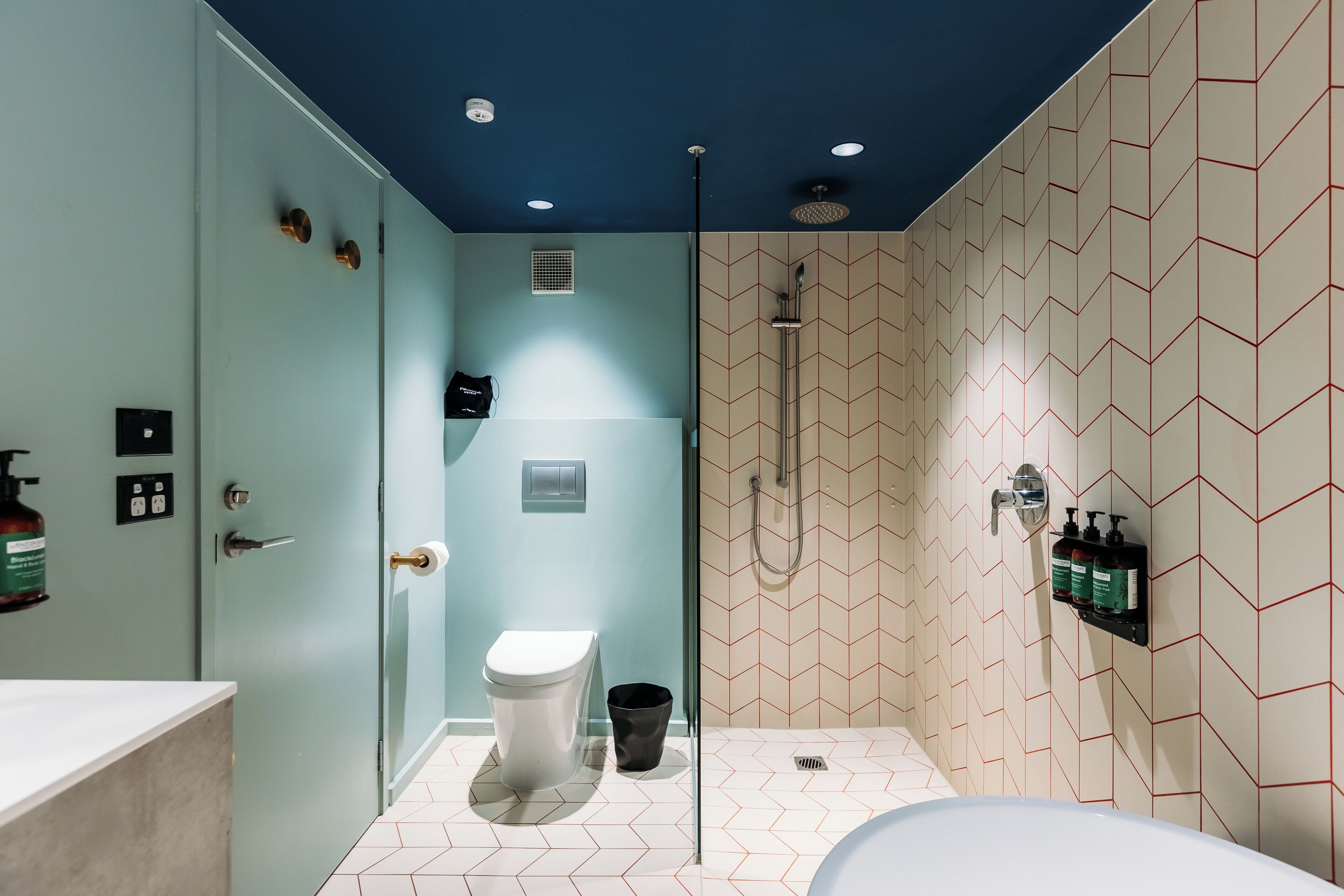 Un baño moderno con ducha, inodoro y lavamanos.