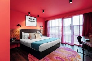 Blush Room 1 King Bed | Egyptian cotton sheets, premium bedding, in-room safe, desk - Naumi Hotel Auckland Airport (Auckland)