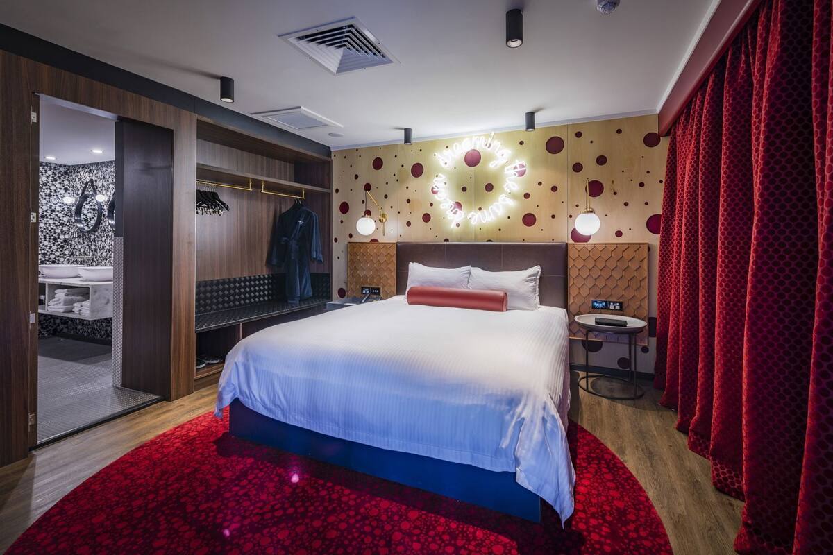 埃及棉床單、高級寢具、客房內保險箱、書桌