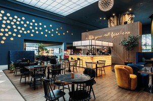 Se sirven desayunos, almuerzos y cenas; cocina asiática