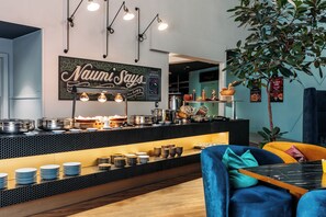 Café da manhã com buffet todos os dias mediante uma taxa