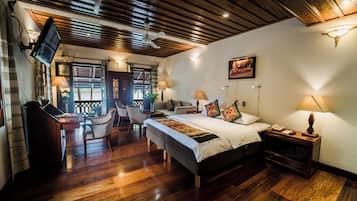 Studio Suite Junior, 1 giường cỡ king, quang cảnh sông | Minibar với thức ăn, đồ uống miễn phí, két bảo mật tại phòng, bàn