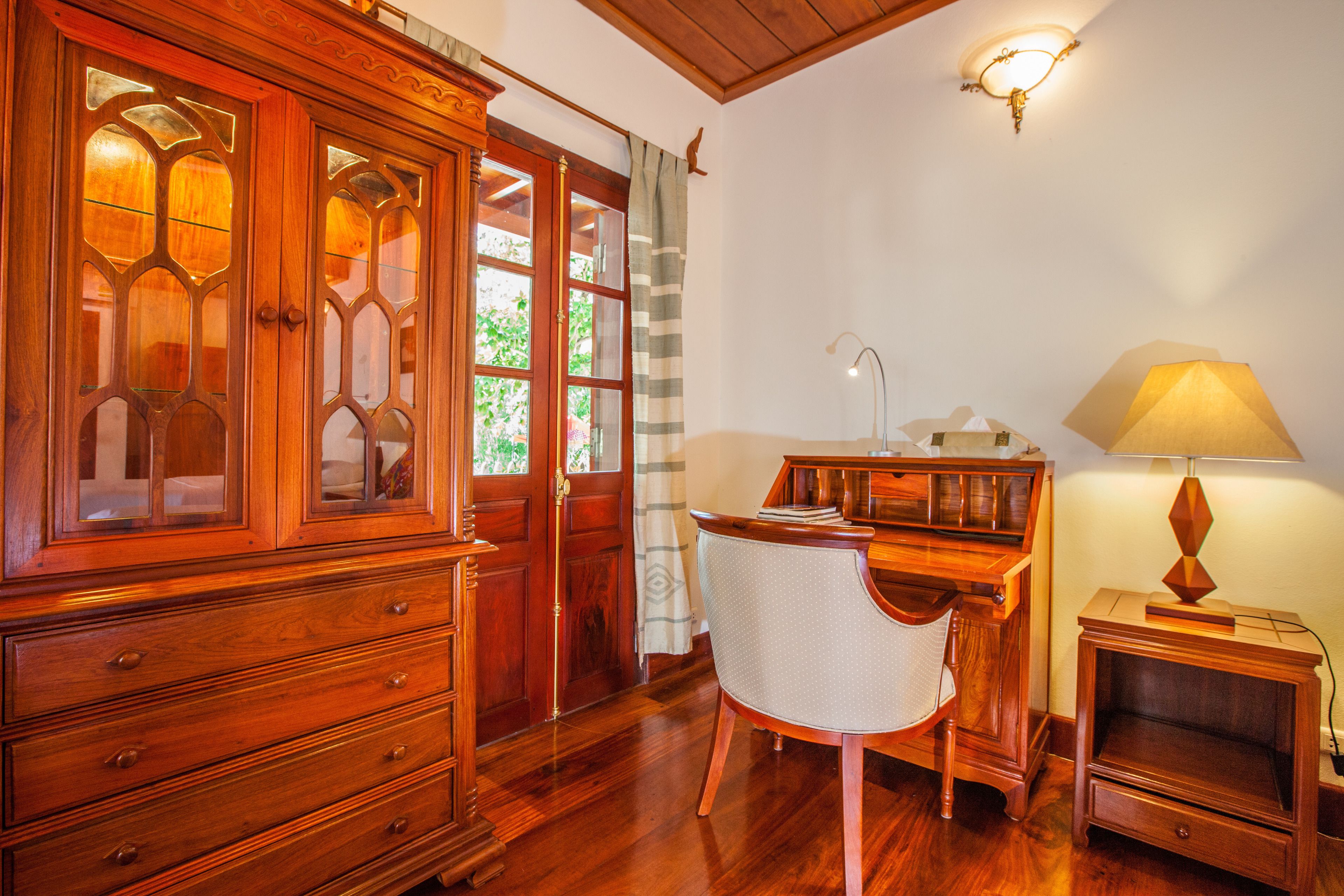 deluxe riverview double | room amenity