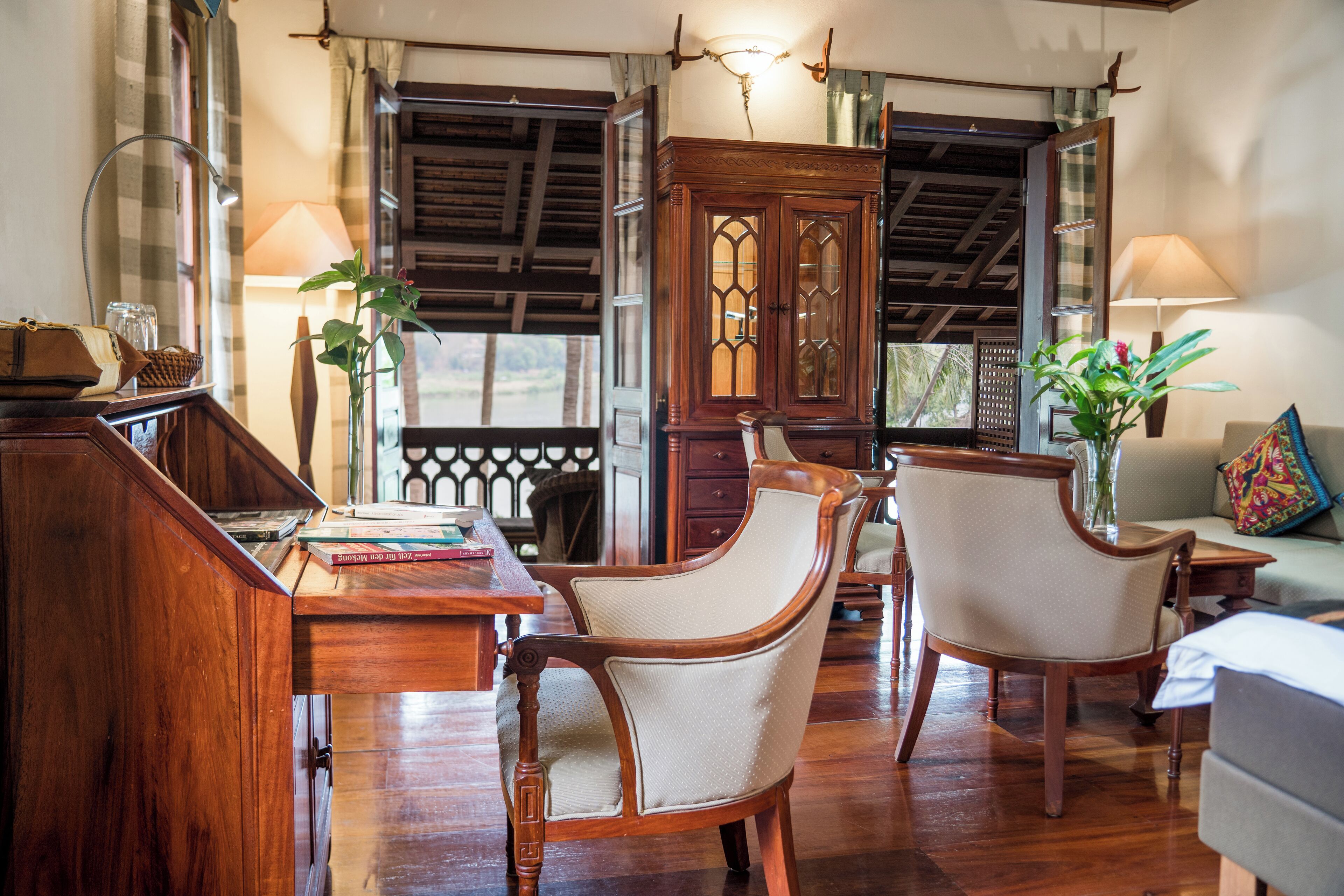 Suite estudio junior, 1 cama King size, vista al río | Área de sala de estar | Televisión de pantalla plana y estación para iPod 