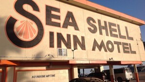 Ein Schild eines Motels mit einem großen 'S'-Logo und dem Namen 'SEA SHELL INN MOTEL'.