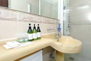 Standard Double Room | Bathroom | Shower, hair dryer, slippers, towels - Suncheon Noblesse Hotel (Suncheon)