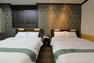 Escritorio y espacio para trabajar con laptop 