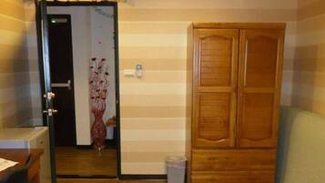 Escritorio, tabla de planchar con plancha, wifi gratis y ropa de cama