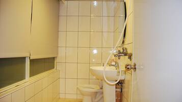 Chuveiro, produtos de toalete grátis, secador de cabelo, chinelos