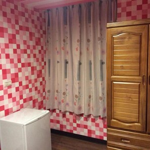 Escriptori, planxa i posts de planxar, wifi gratuïta i roba de llit 