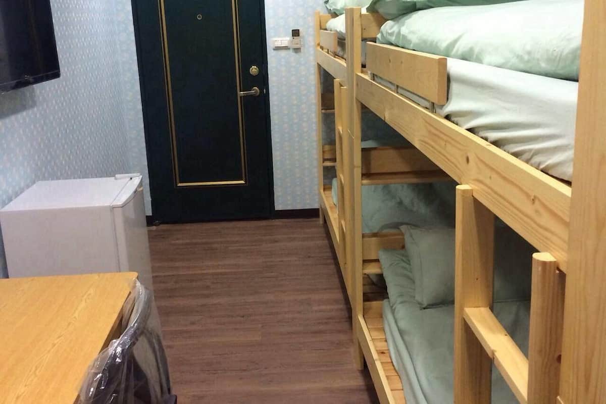 Quarto quádruplo | Escrivaninha, ferros/tábuas de passar roupa, Wi-Fi de cortesia