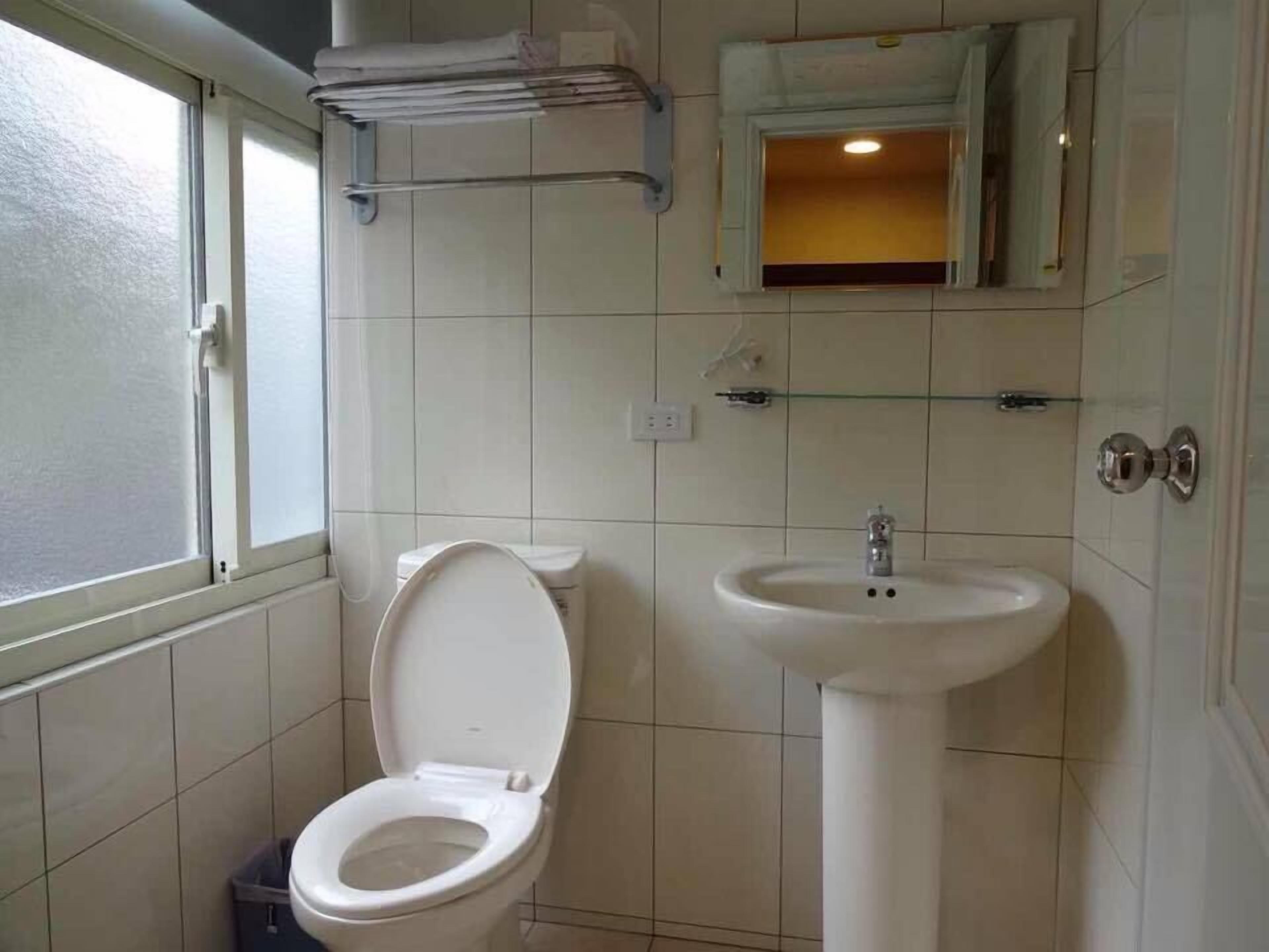 Quarto standard | Banheiro | Chuveiro, produtos de toalete grátis, secador de cabelo, chinelos