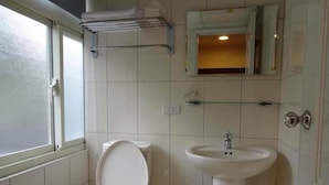 A bathroom with a toilet, sink, and a window. - Come Inn Taipei 3 (Taipei)