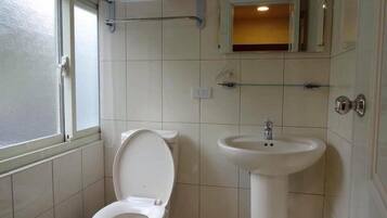 Quarto standard | Banheiro | Chuveiro, produtos de toalete grátis, secador de cabelo, chinelos