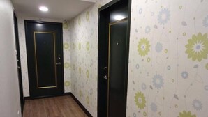 A hallway with wooden flooring and patterned wallpaper. - Come Inn Taipei 3 (Taipei)