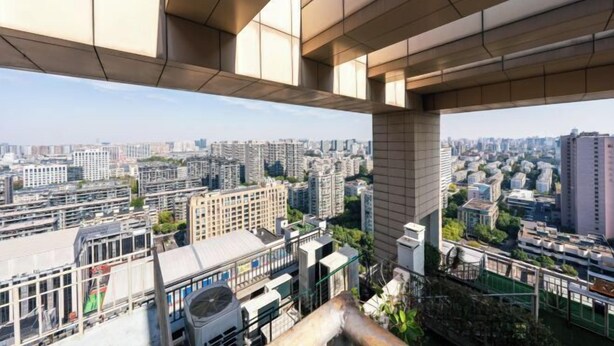Een hoog gebouw met een modern ontwerp, met grote glasramen en uitzicht op een stadsbeeld.