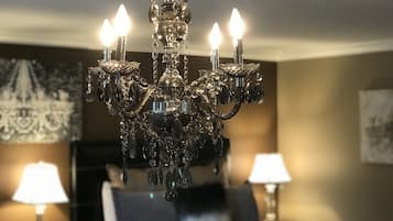 Standaard vierpersoonskamer, balkon | 1 slaapkamer, luxe beddengoed, een minibar, een bureau
