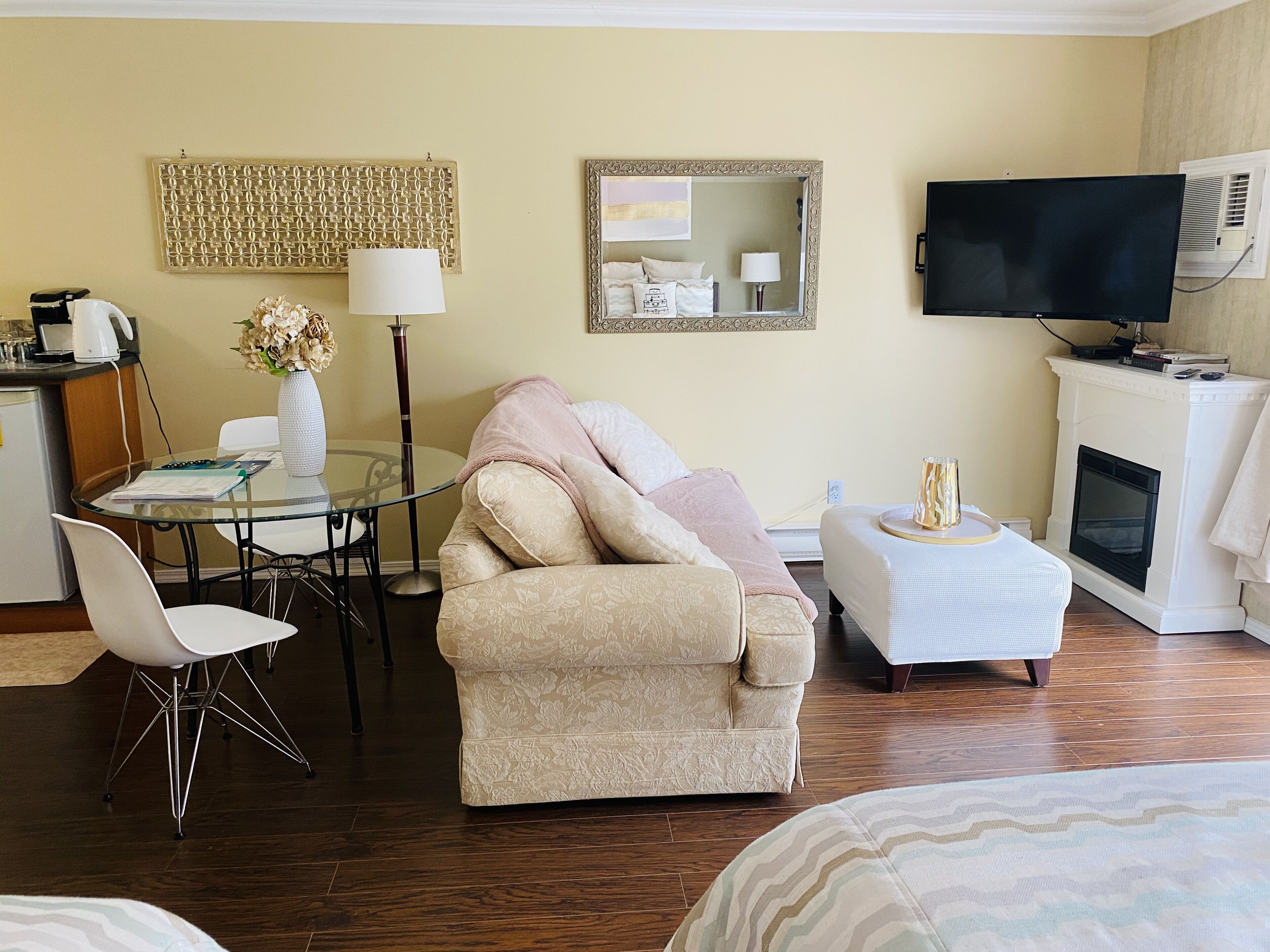 Harmony Room | Living room | 49-inch flat-screen TV with cable channels, TV, Netflix