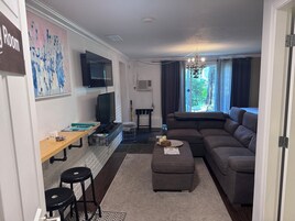 Quarto quádruplo standard, sacada | 1 quarto, roupas de cama premium, frigobar, escrivaninha