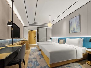 Une chambre d’hôtel moderne équipée d’un grand lit, d’un bureau, d’une chaise et d’un téléviseur.