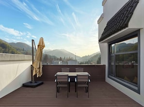 Chambre Prestige, 1 très grand lit, patio | Vue de la chambre