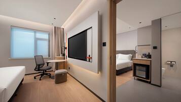 1 King Standard Accessible | Down comforters, desk, blackout drapes, soundproofing