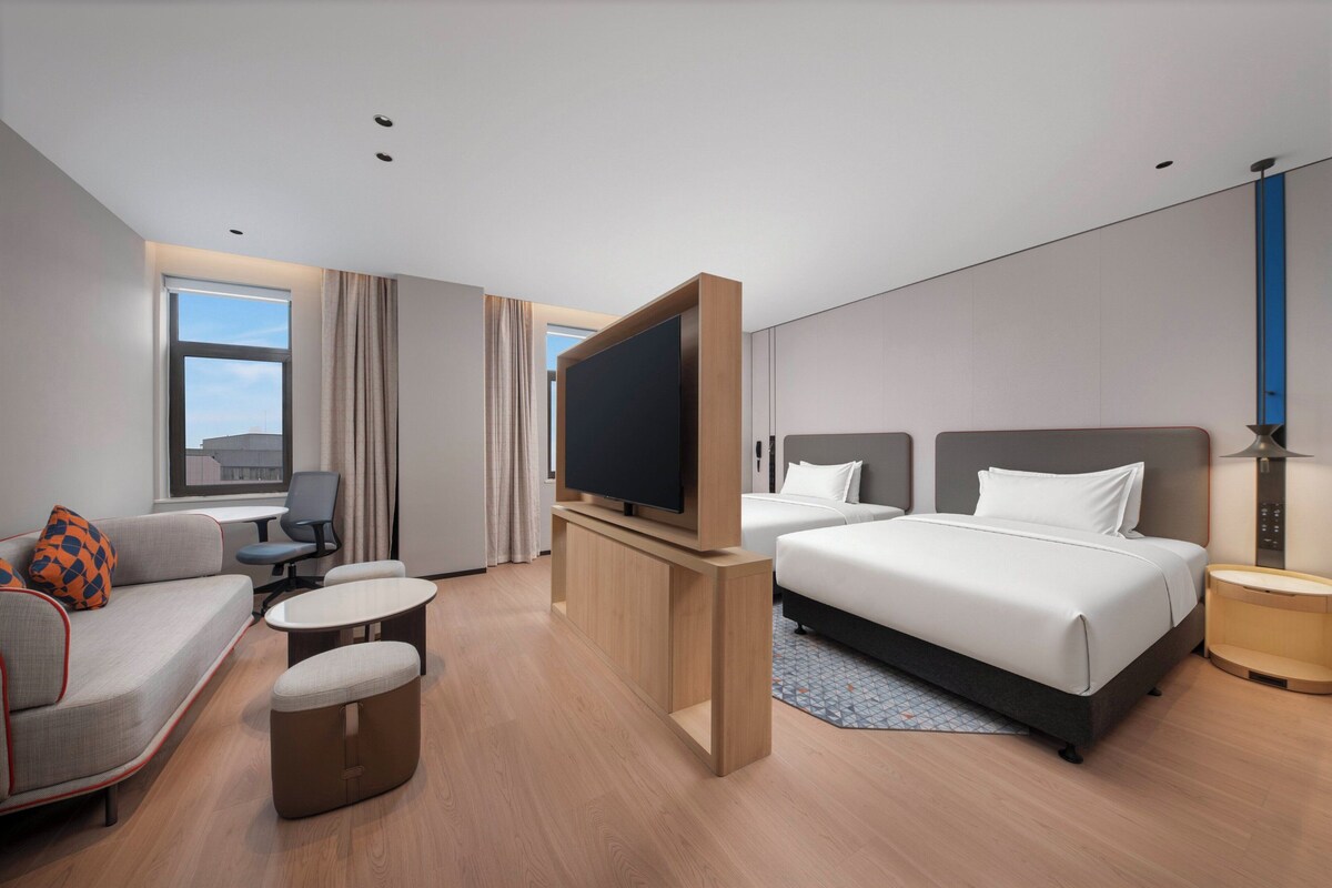 Suite, 2 queensize-senger | Dundyner, skrivebord, blendingsgardiner og lydisolert