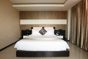 Minibar, caja de seguridad en la habitación, escritorio y camas extra 