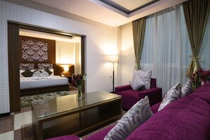 Frigobar, cofres nos quartos, escrivaninha