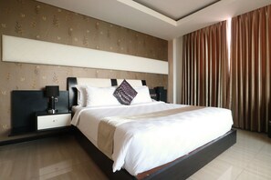 Minibaari, tallelokero huoneessa, työpöytä, lisävuoteet