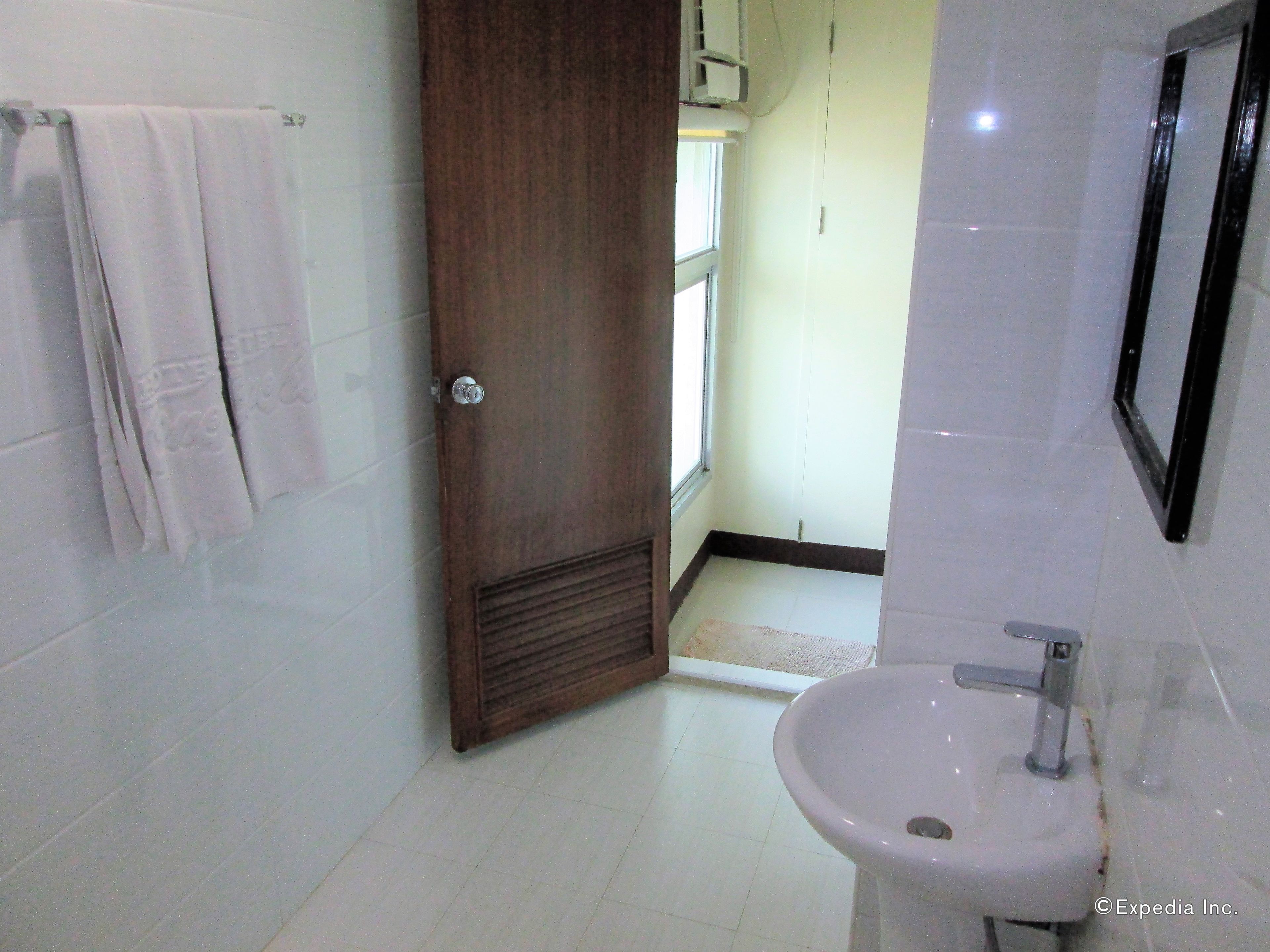 Executive Room | Bathroom | Shower, free toiletries, towels