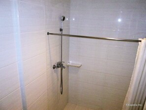 Deluxe Twin Room | Bathroom shower