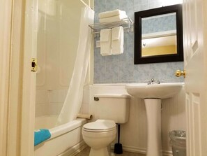 Shower, hydromassage showerhead, towels, soap - 7 West Motel (Carleton Place)