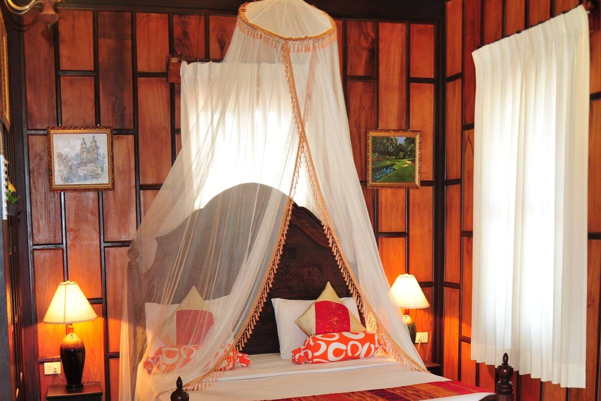 In-room safe, desk, soundproofing, free WiFi