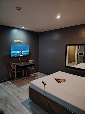 Regular Garage Room | Free WiFi - Hotel Sogo Quirino Motor Drive Inn (Manila)