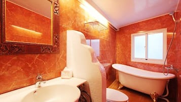 Romantic Double Room | Bathroom | Free toiletries, hair dryer, slippers, towels