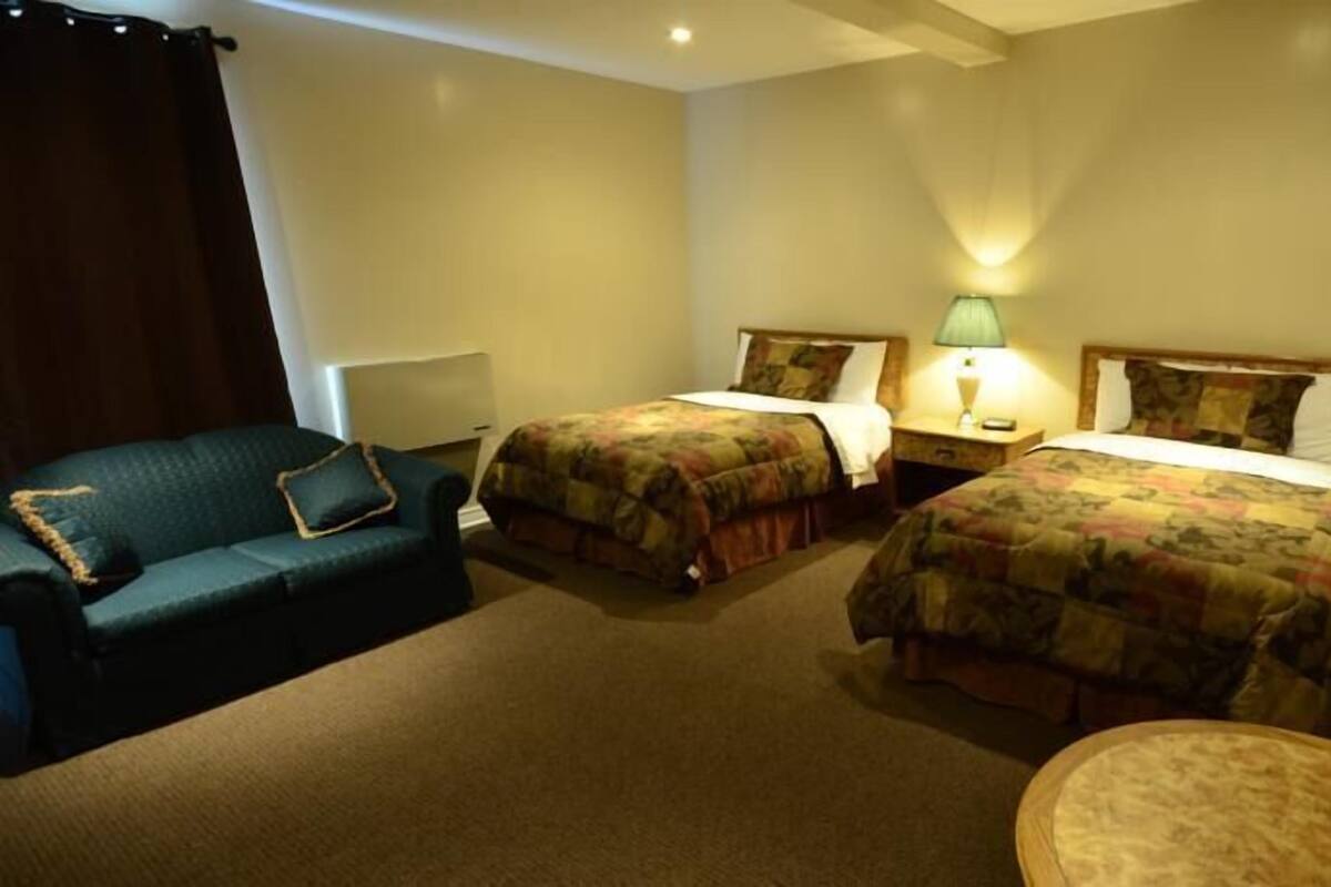 Basic-Doppelzimmer, 2 Doppelbetten | Kostenloses WLAN, Bettwäsche