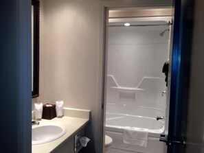 Basic-Doppelzimmer, 2 Doppelbetten | Badezimmer | Duschwanne, Haartrockner, Handtücher