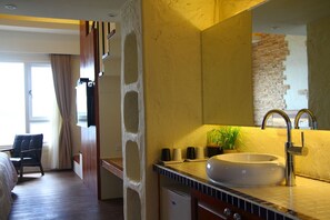 Appartement Duplex Deluxe, 2 lits doubles, vue mer | Équipements de salle de bain | Baignoire relaxante profonde, douche hydromassante