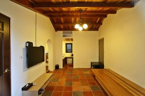 Bungalow, 2 Doppelbetten | Wohnbereich | LED-Fernseher