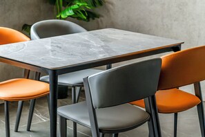 ستائر تعتيم وتجهيزات عازلة للصوت وواي فاي مجانًا وملاءات أسرّة