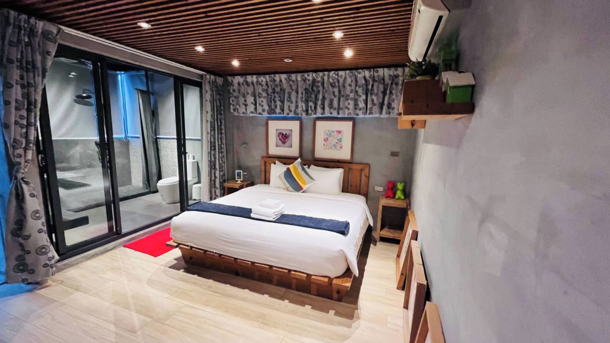 ستائر تعتيم وتجهيزات عازلة للصوت وواي فاي مجانًا وملاءات أسرّة