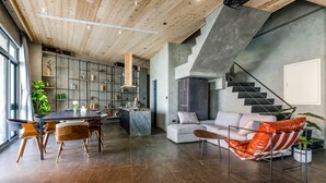 Ein modernes Interieur mit Küche, Essbereich und Wohnbereich.