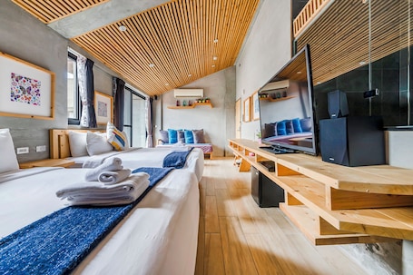 Quadruple Room with Mountain View | Blackout drapes, soundproofing, free WiFi, bed sheets